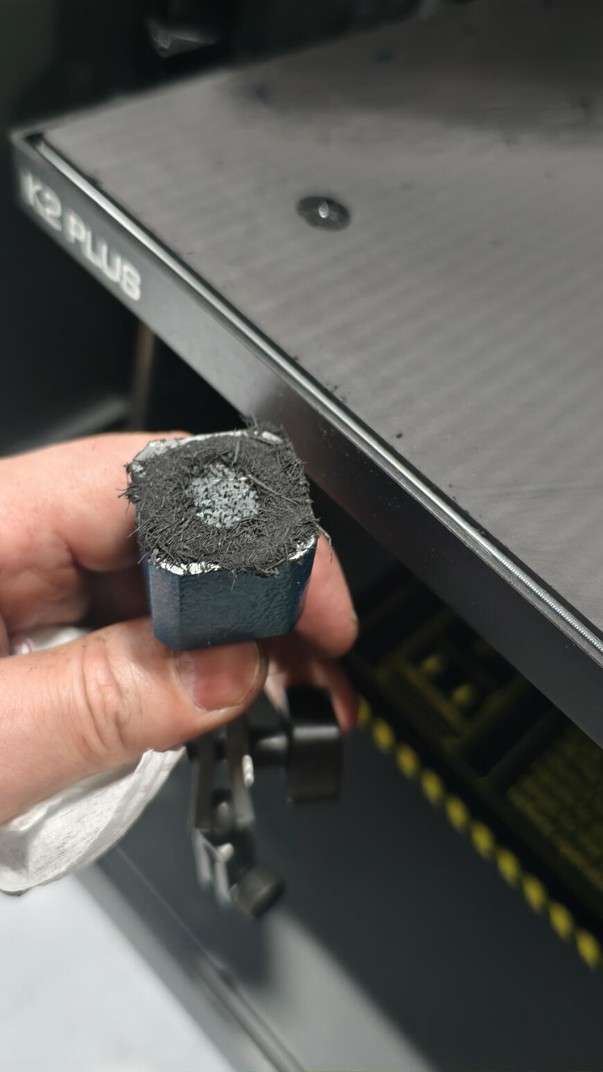 Выравнивание стола наждачной бумагой / шкуркой