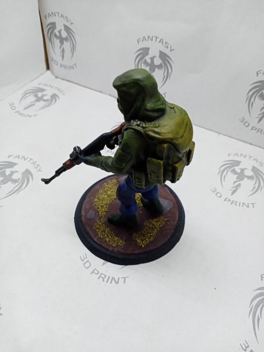 Сталкер с автоматом Сталкер с автоматом