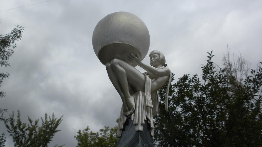 Светодиодная лампа-скульптура в стиле арт-деко