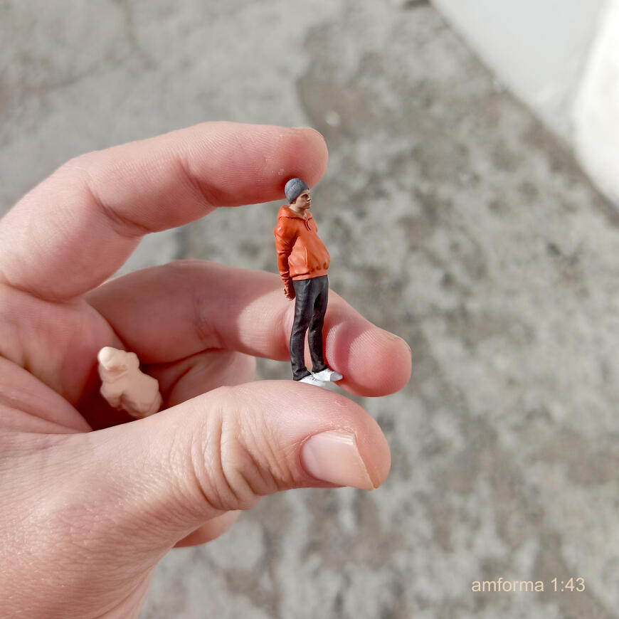 Приуныл. Приуныл.