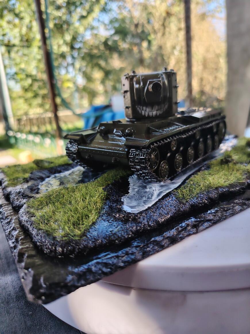 КВ-2 с медоедом