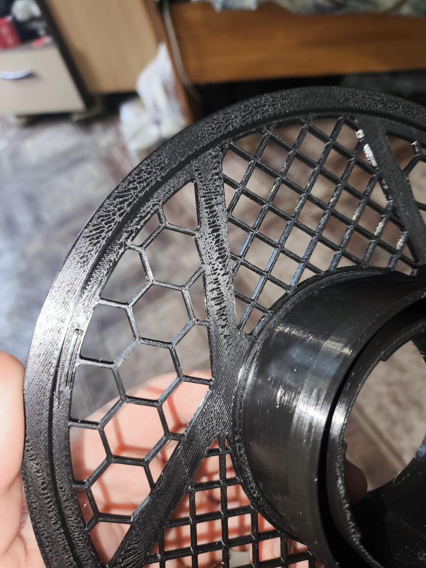 Пластик странно экструдируется