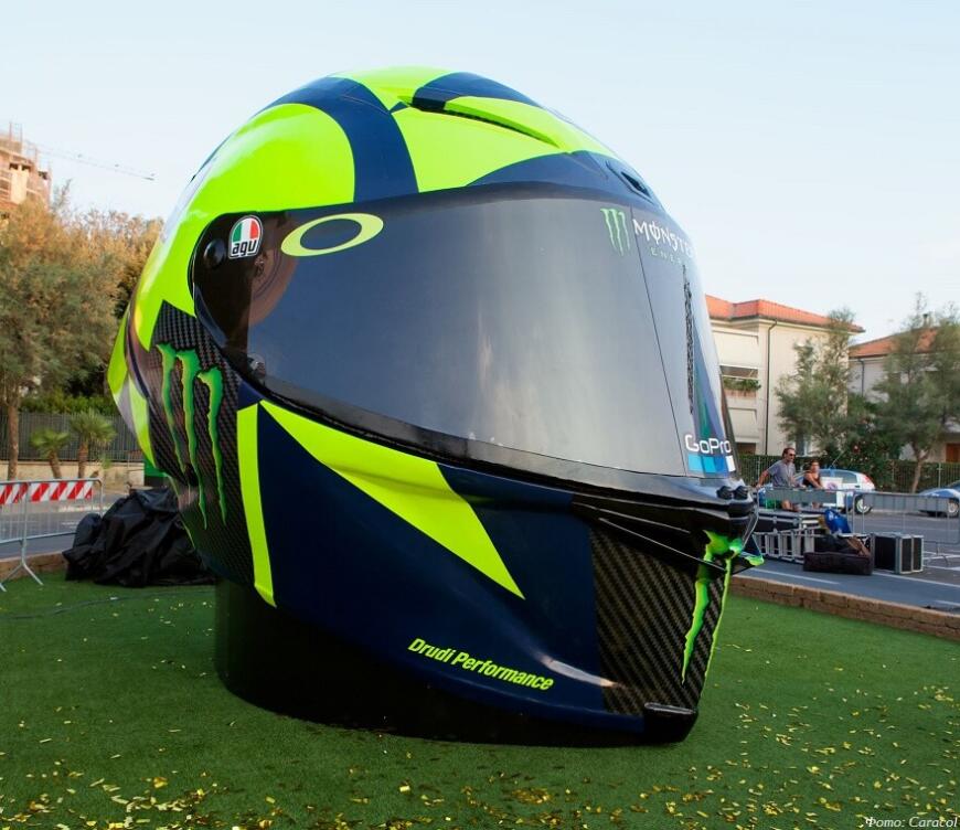 В Италии установили гигантскую 3D-печатную реплику шлема знаменитого мотогонщика