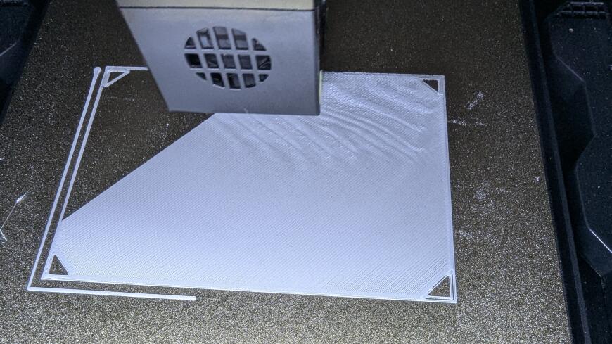 Неровная печать с первого слоя.