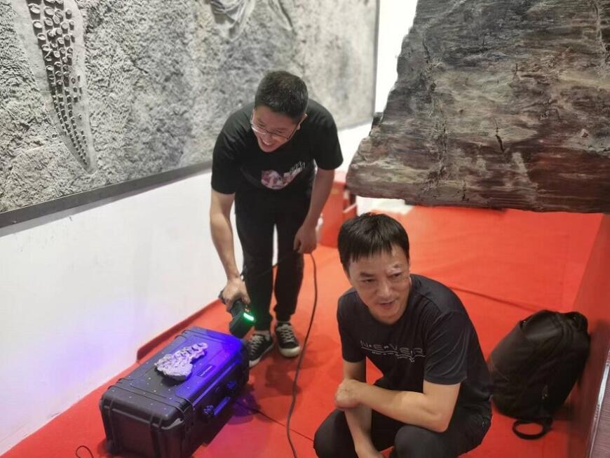 Сотрудники китайского музея оцифровали кости динозавров 3D-сканером EinScan HX