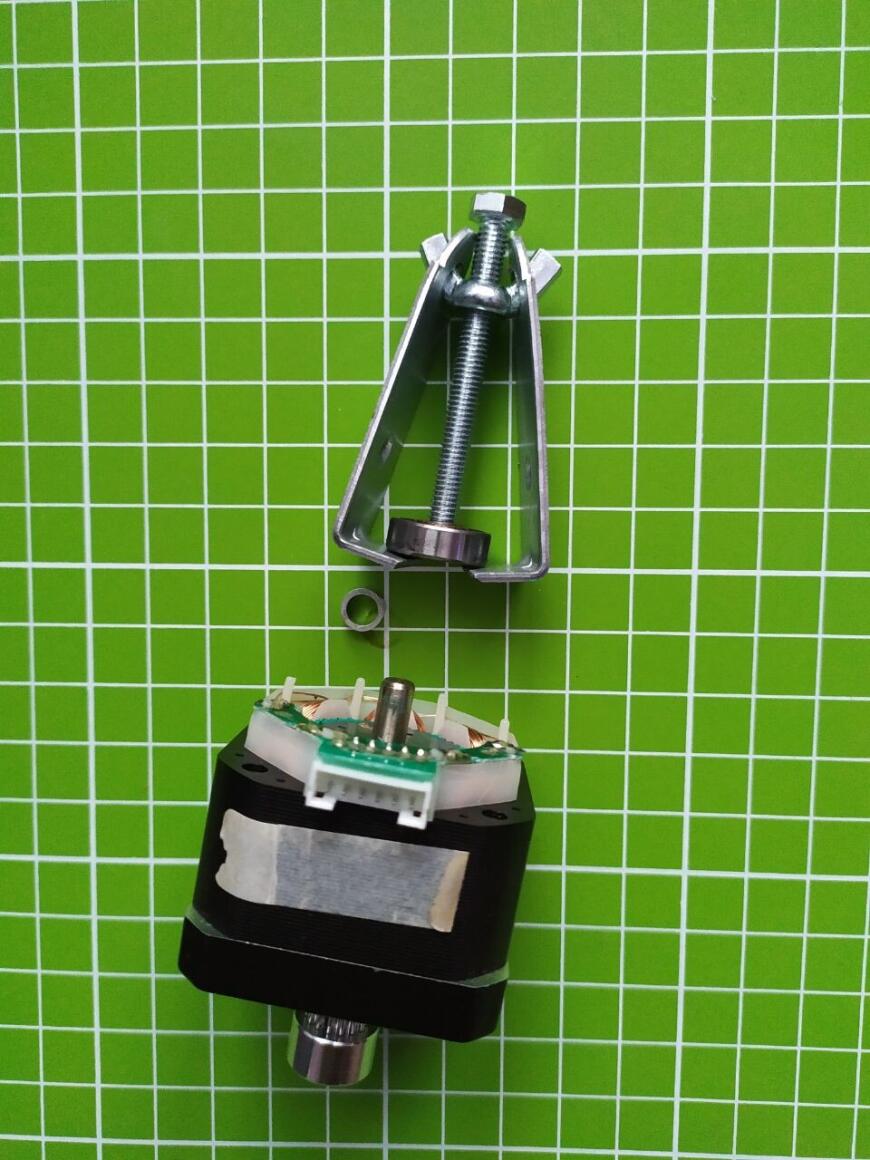Съемник подшипников шагового двигателя из подручных материалов