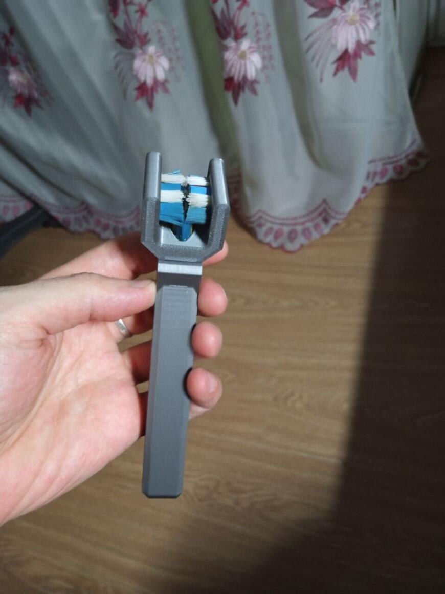 Щетка для чистки цепи велосипеда.