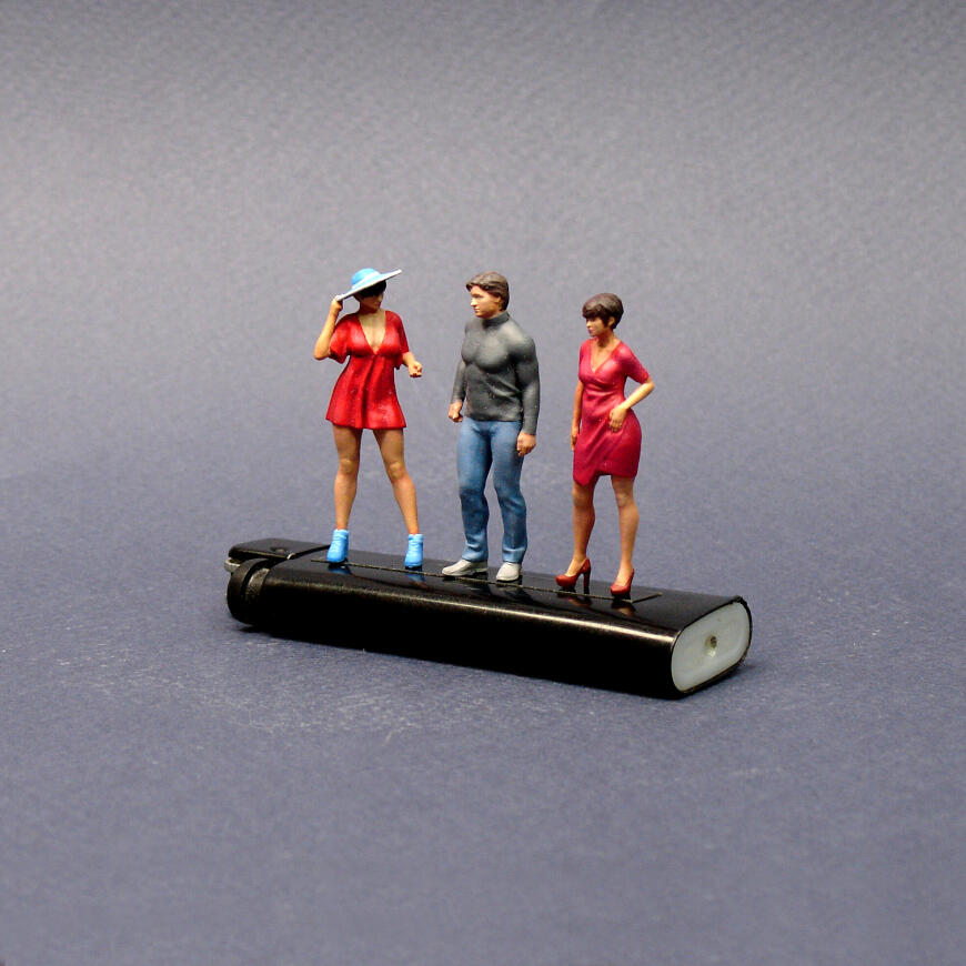 Девушки в красном.