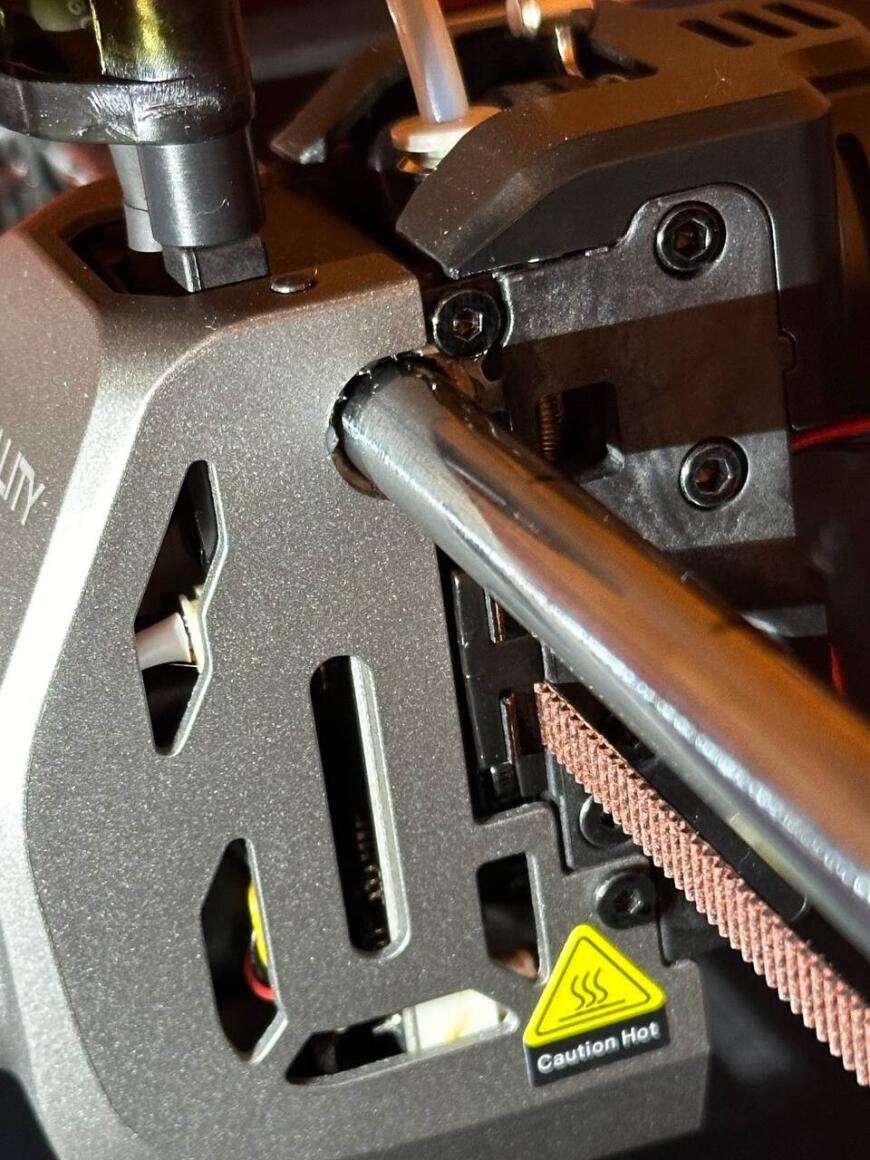 сочится пластик из принтера