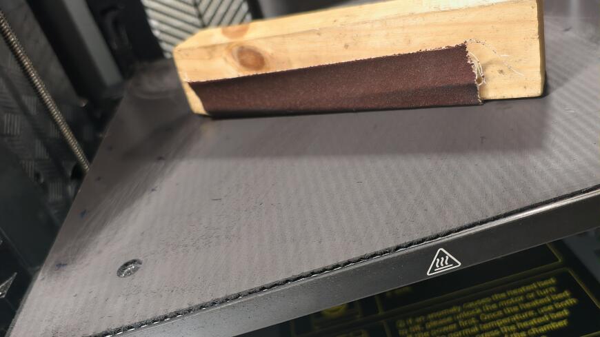 Выравнивание стола наждачной бумагой / шкуркой