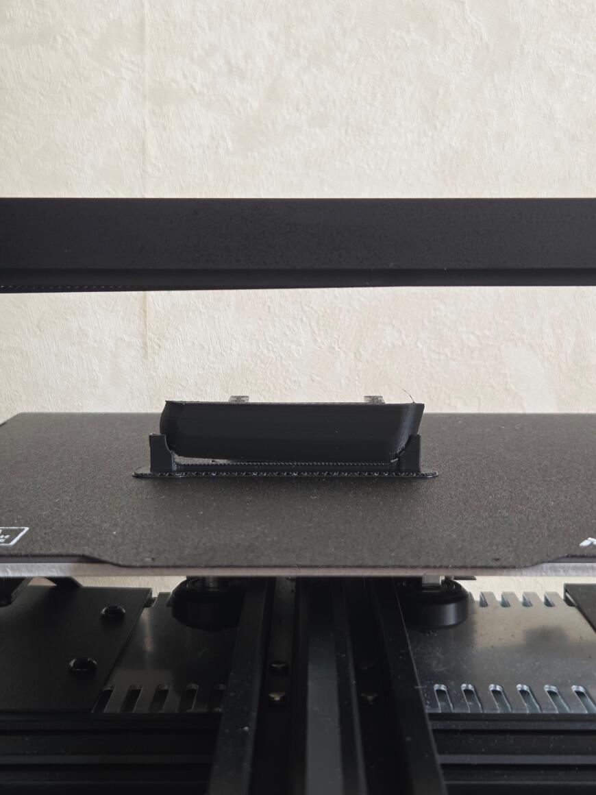 Отлипает модель, танцы с бубном....