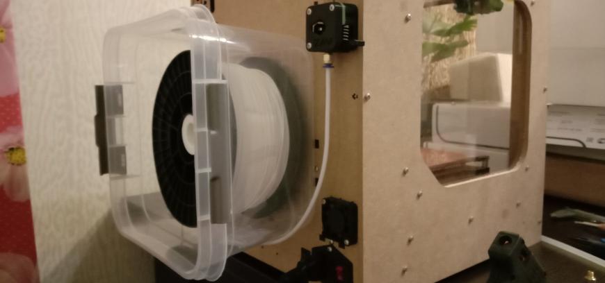 Хранение катушки пластика возле принтера