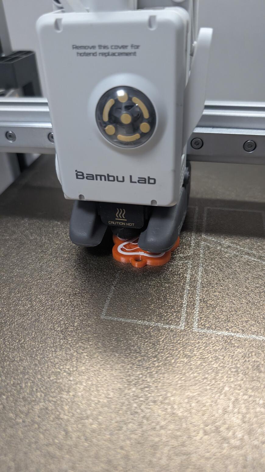 Печать двухцветного брелка в режиме паузы с установкой NFC-метки