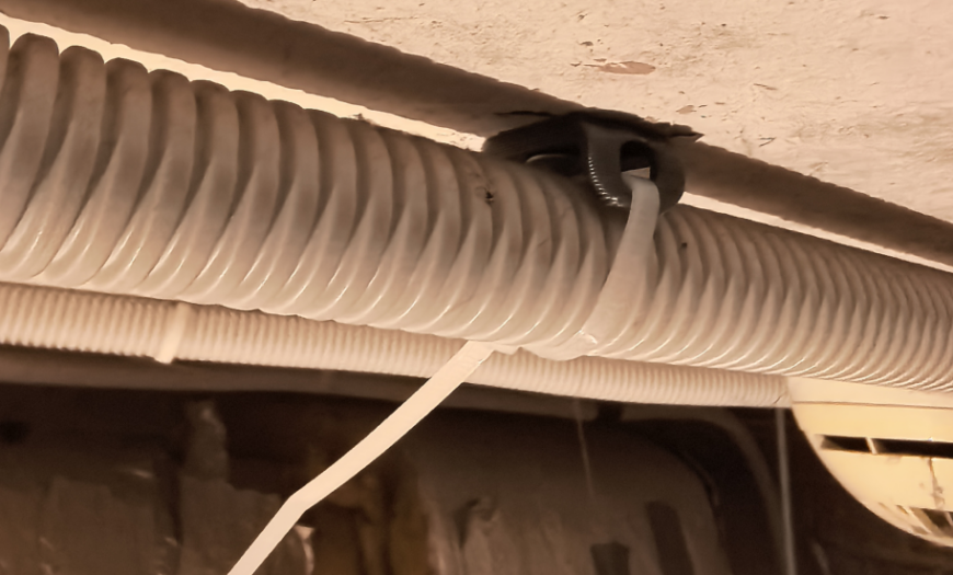 Простой держатель для гофры