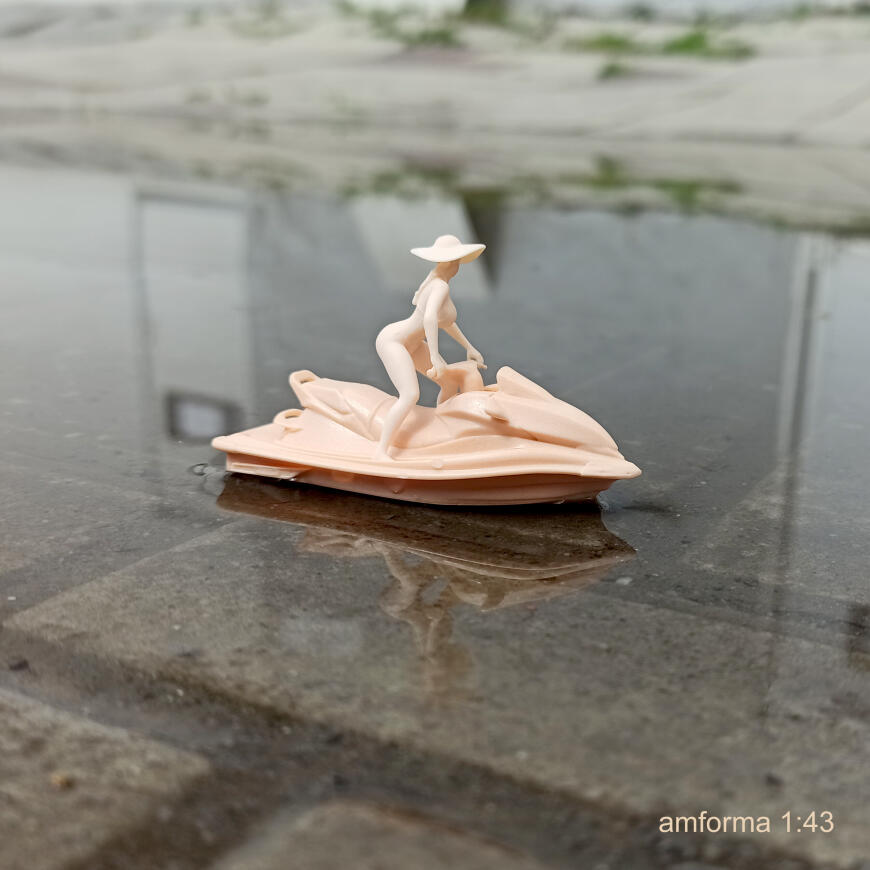 Девушка на гидроцикле. Девушка на гидроцикле.