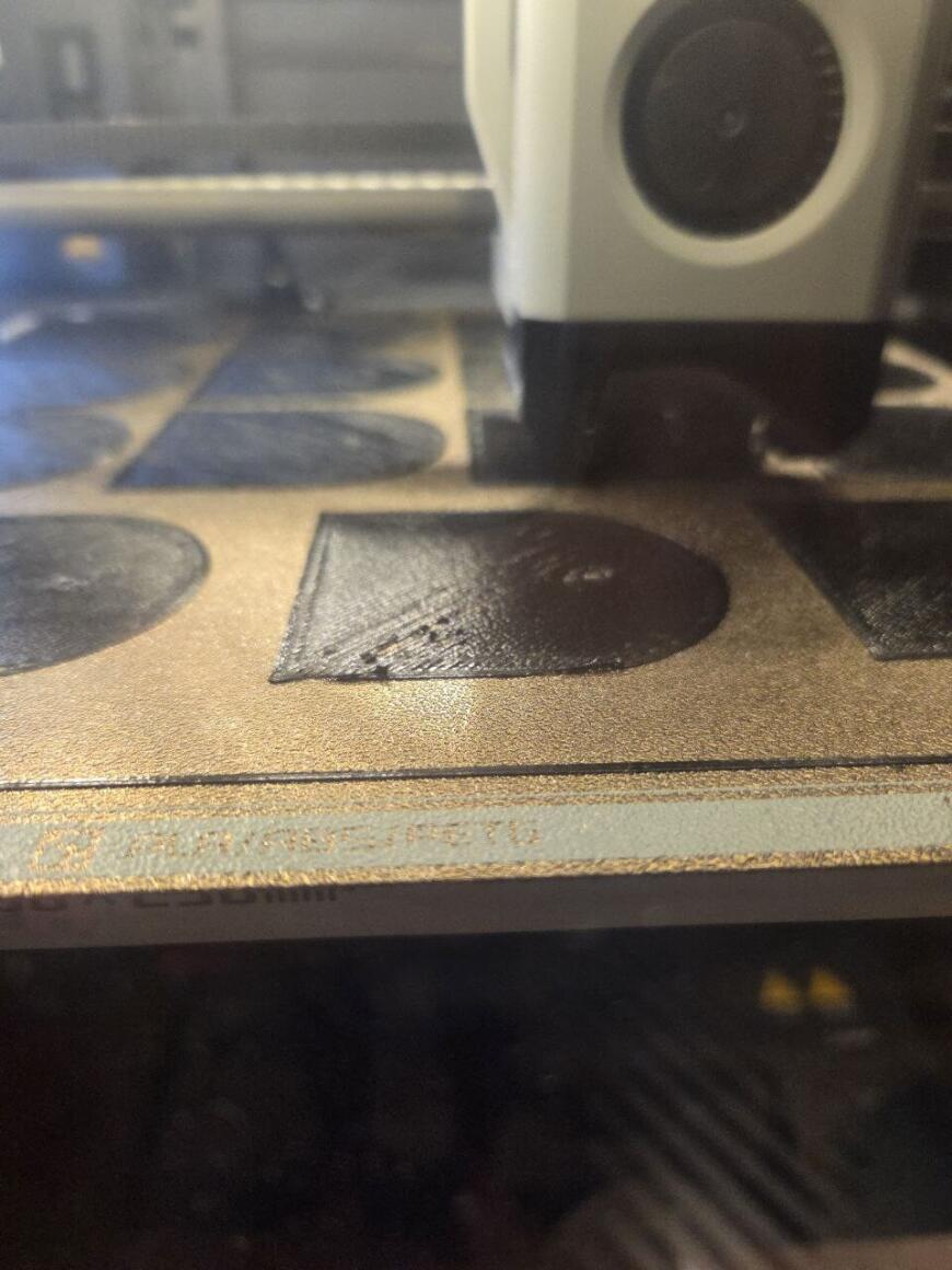 Bambulab p1s. Недоэкструзия. Проходы первого слоя не прилегают друг к другу.