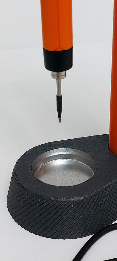 Кейс и зарядка для аккумуляторного паяльника.