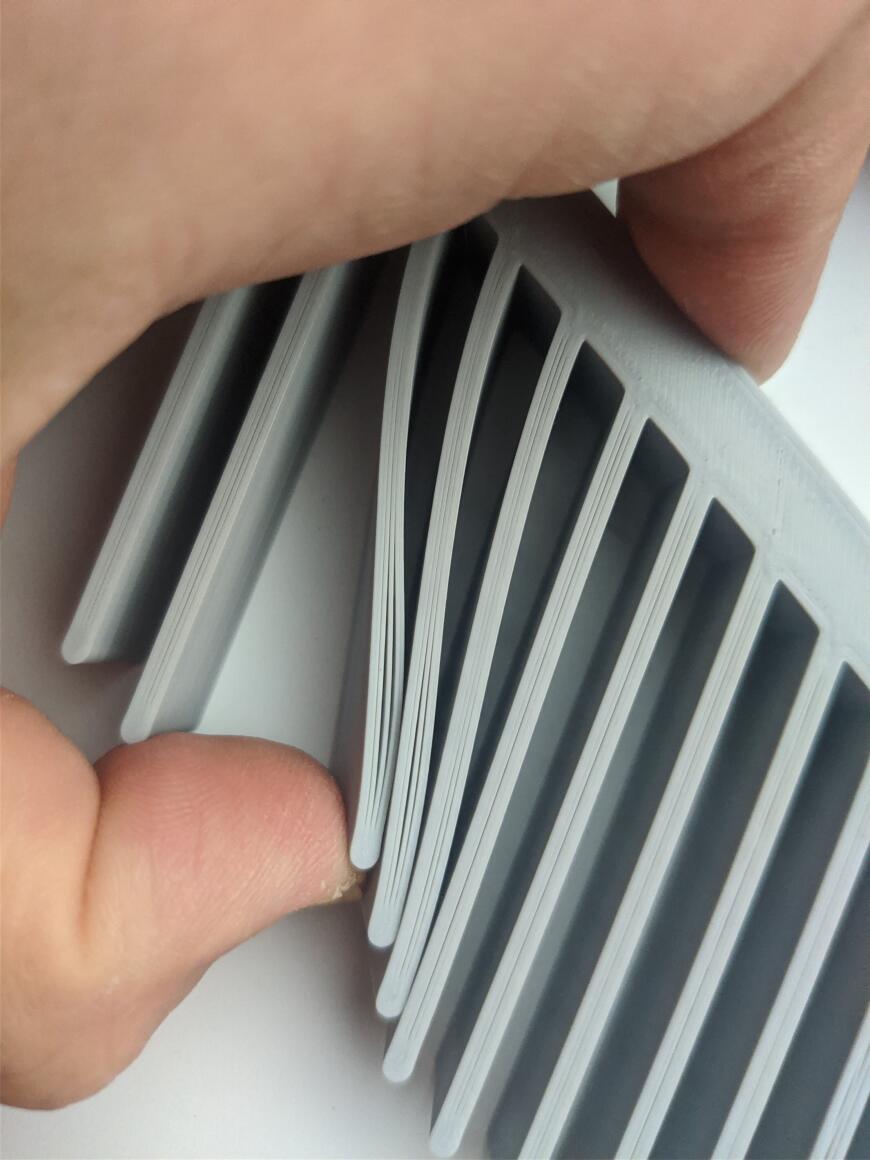 Вертикальное расслоение слоев PETG на тонких элементах.