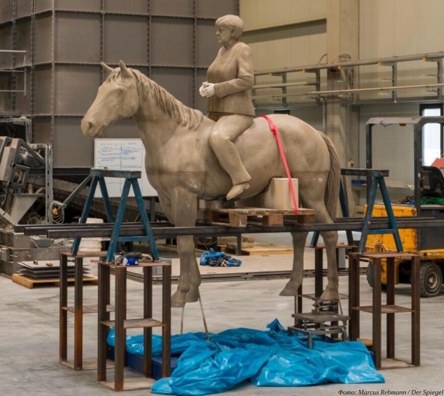 Верхом на коне и лицом на восток: в Баварии появился 3D-печатный памятник Ангеле Меркель