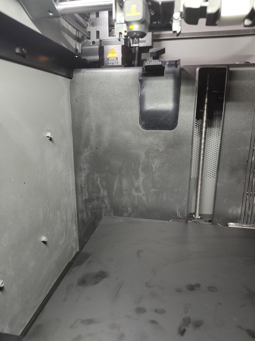 Bambu lab p2s, корпус весь в белом налете