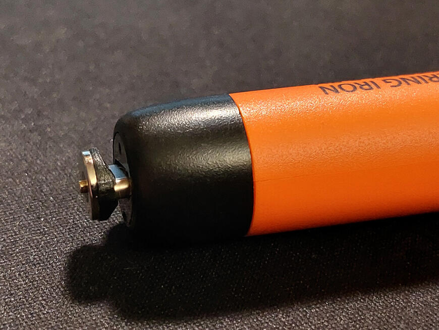 Кейс и зарядка для аккумуляторного паяльника.