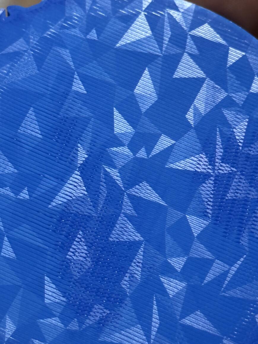 Вертикальные полосы и неровная нижняя поверхность