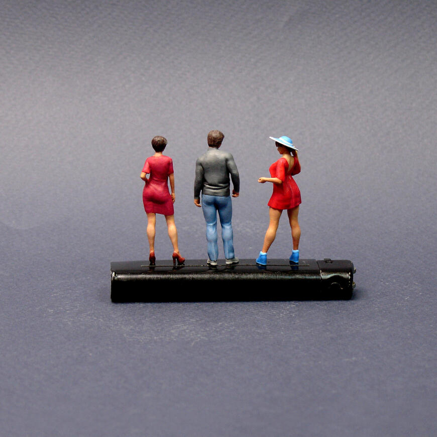 Девушки в красном.