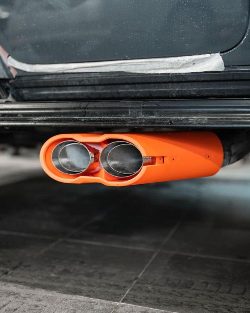 Напечатанные на 3D-принтере мастер-модели декоративных насадок выхлопной системы на Mercedes G-Class.