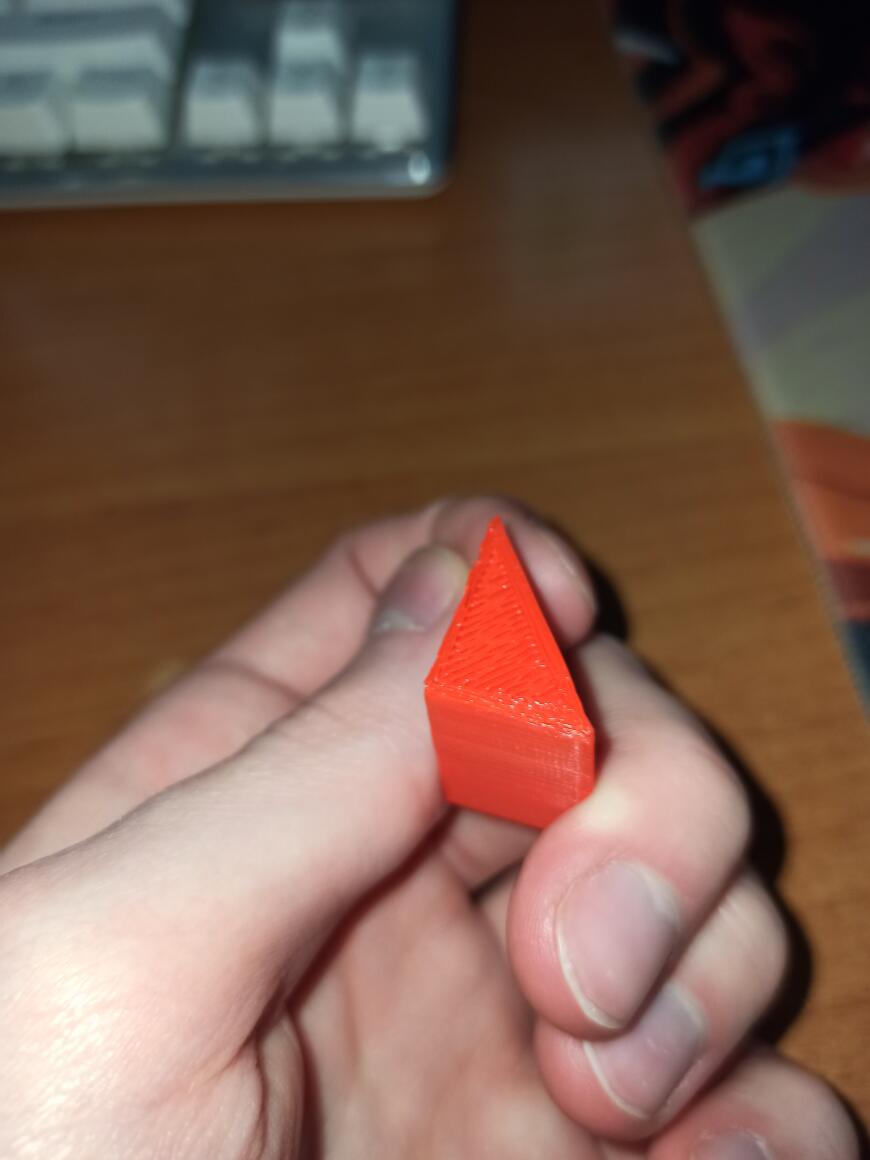 Кривой первый слой и неслипшаяся стенка.