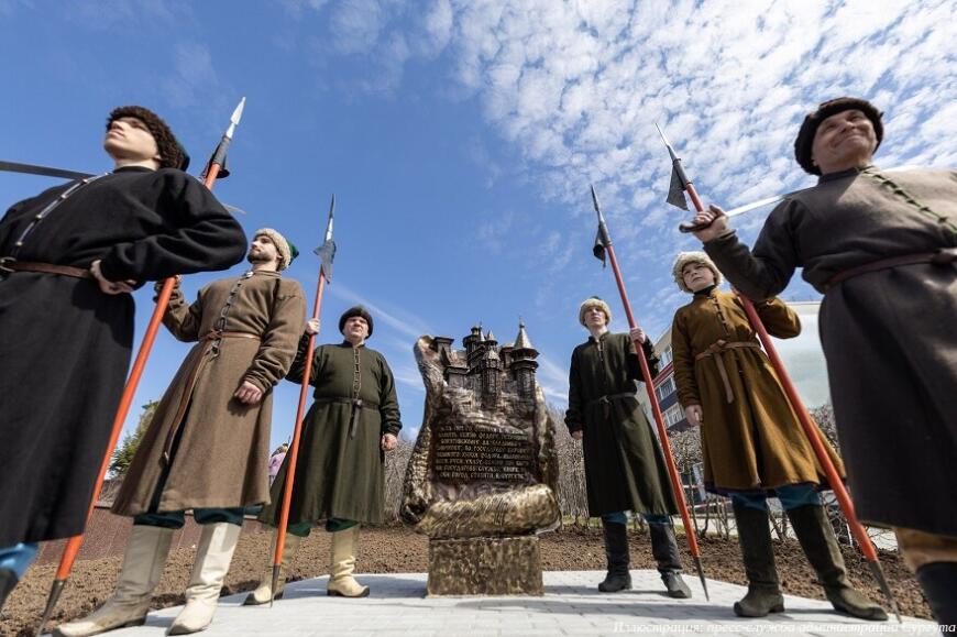В Сургуте открыли памятный знак «Сургутский кремль» в преддверии 430-летия города