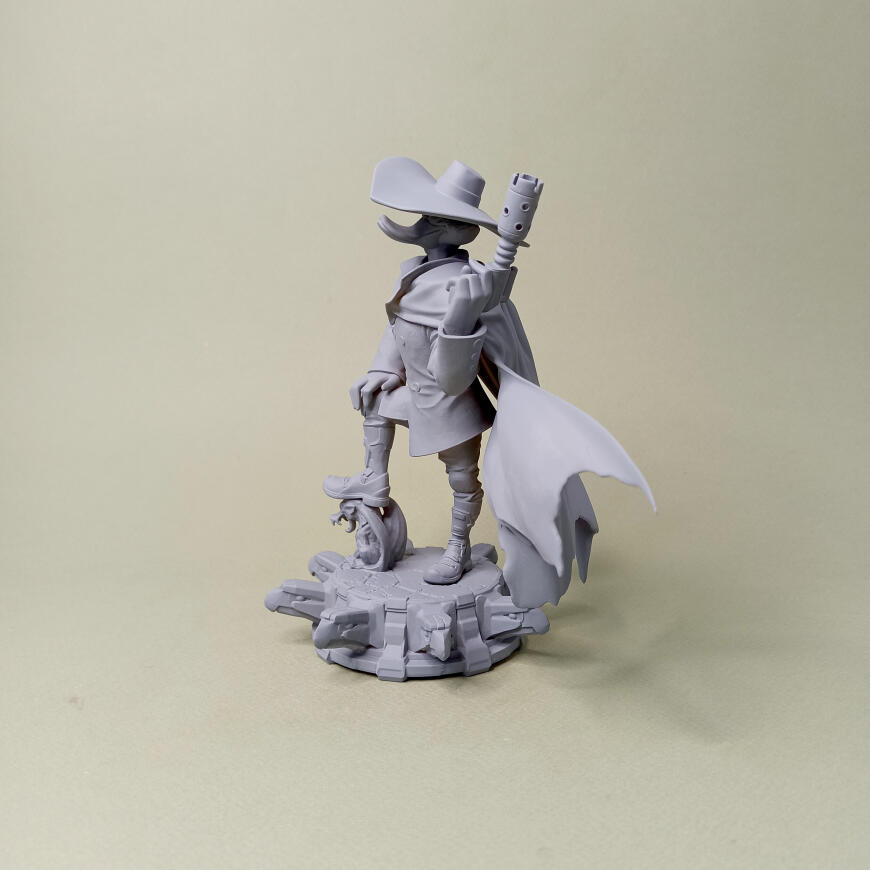 Чёрный плащ.