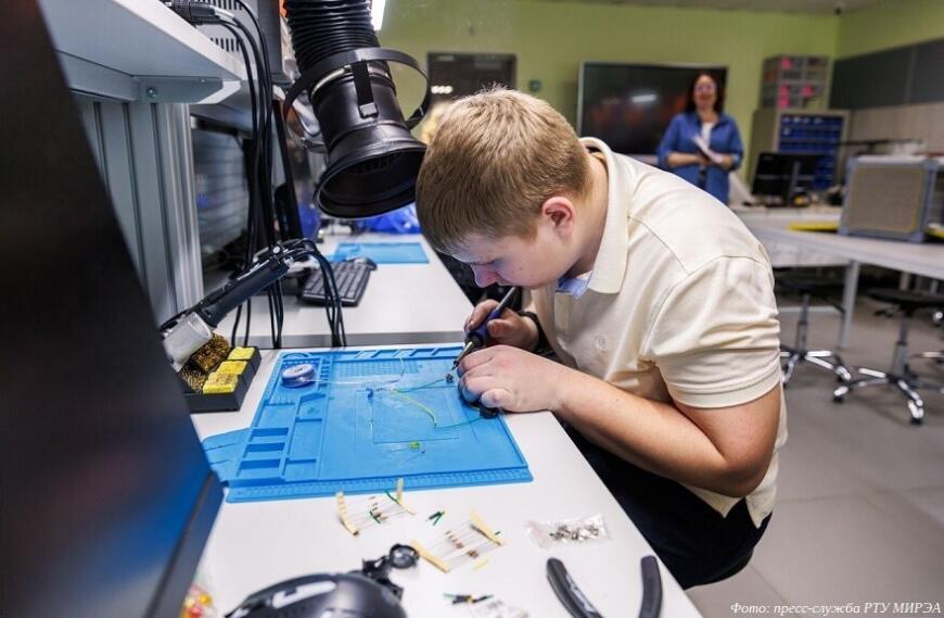 Выпускник детского технопарка «Альтаир» РТУ МИРЭА создал робота-дворника