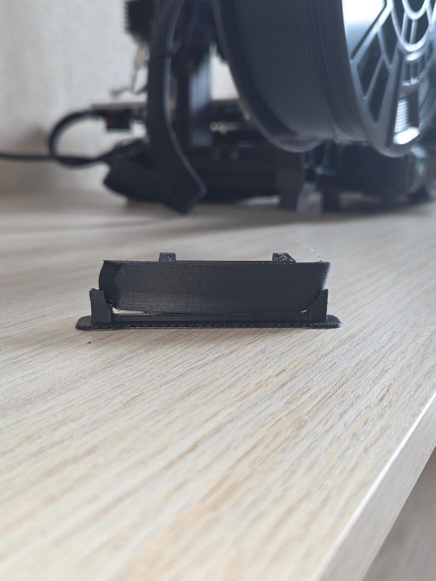 Отлипает модель, танцы с бубном....