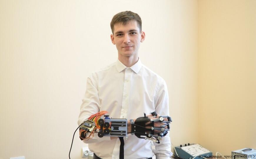 Студенты ПГУ разрабатывают VR-экзоскелет кисти