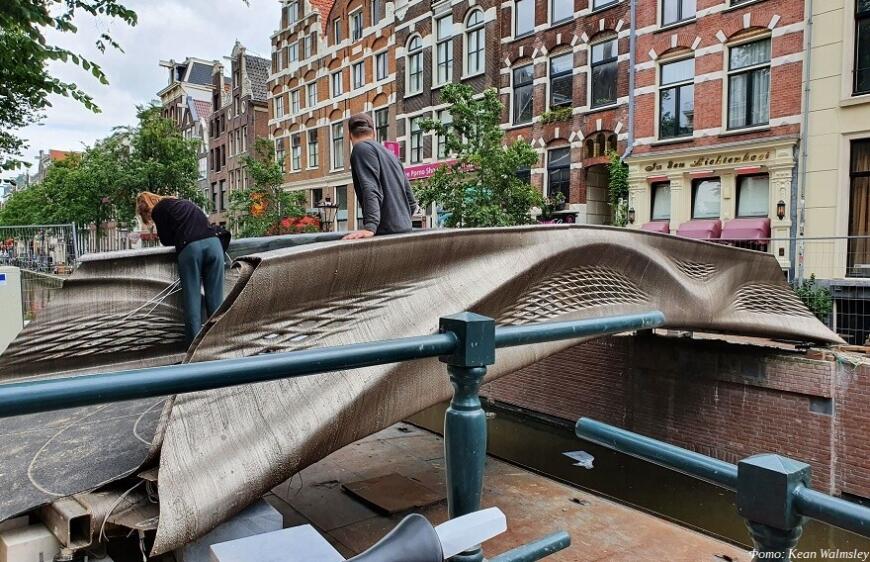 В Амстердаме установили первый в мире 3D-печатный стальной мост