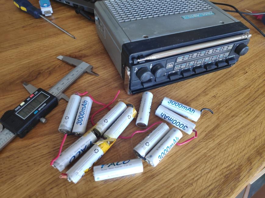 Батарейный отсек для старого радиоприемника