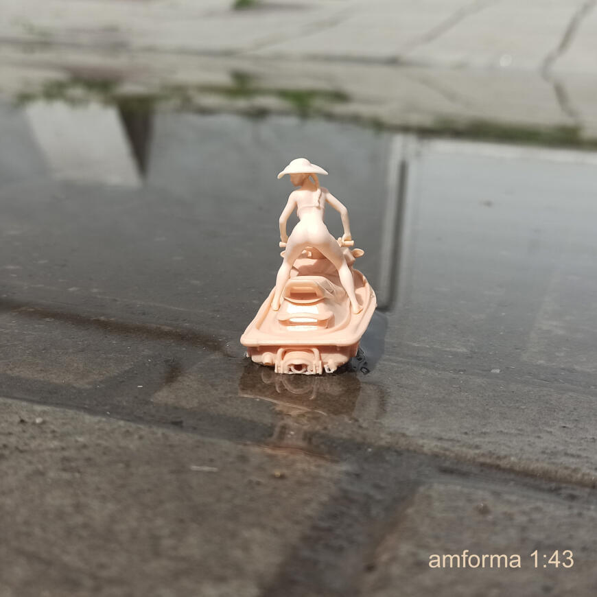 Девушка на гидроцикле. Девушка на гидроцикле.