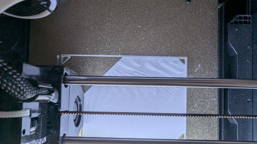 Неровная печать с первого слоя.