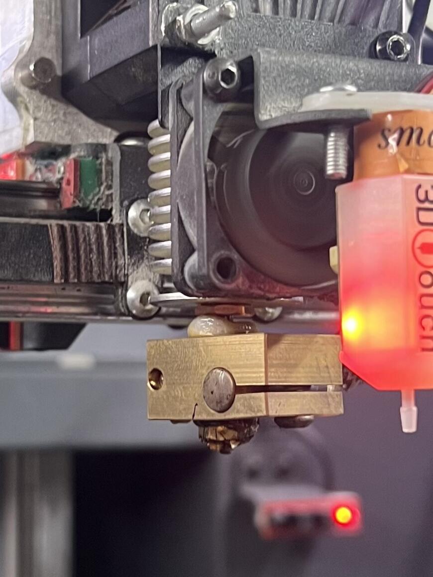 Пластик выходит с другой стороны от сопла