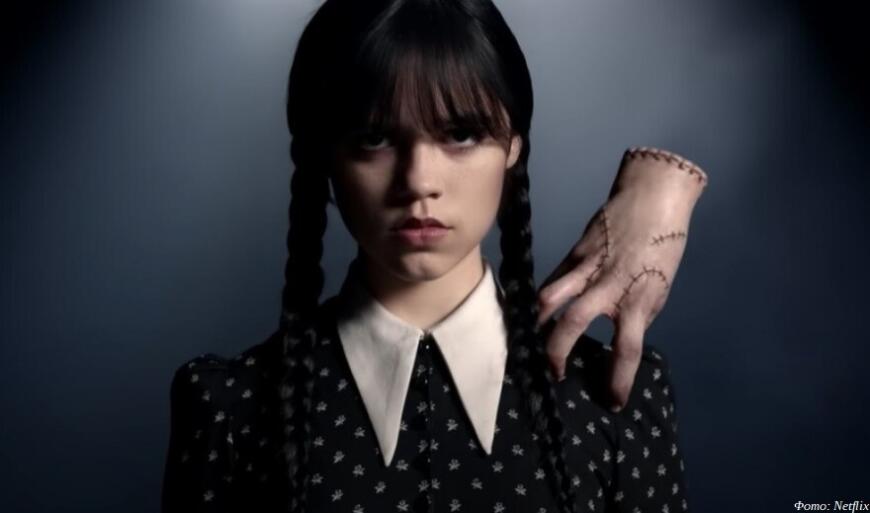 Зарядка для Apple Watch в стиле руки из сериала «Уэнздей» Зарядка для Apple Watch в стиле руки из сериала «Уэнздей»