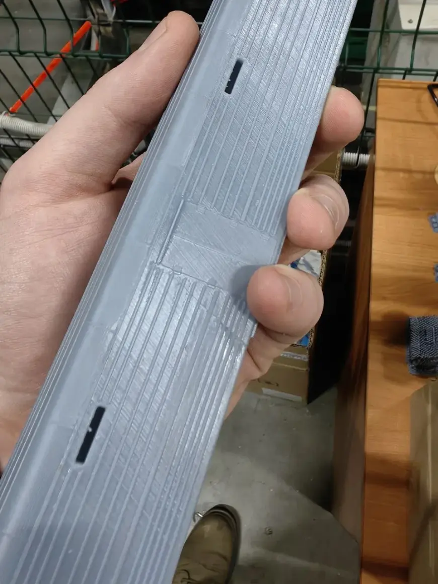 Перпендикулярные линии на ровной поверхности.