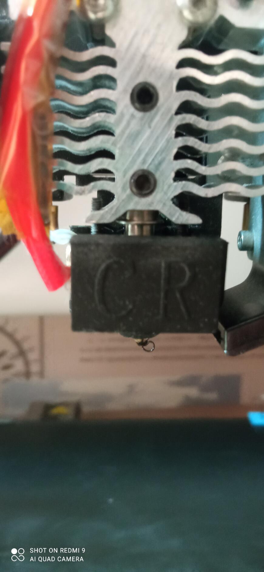 Пластик валезает наружу