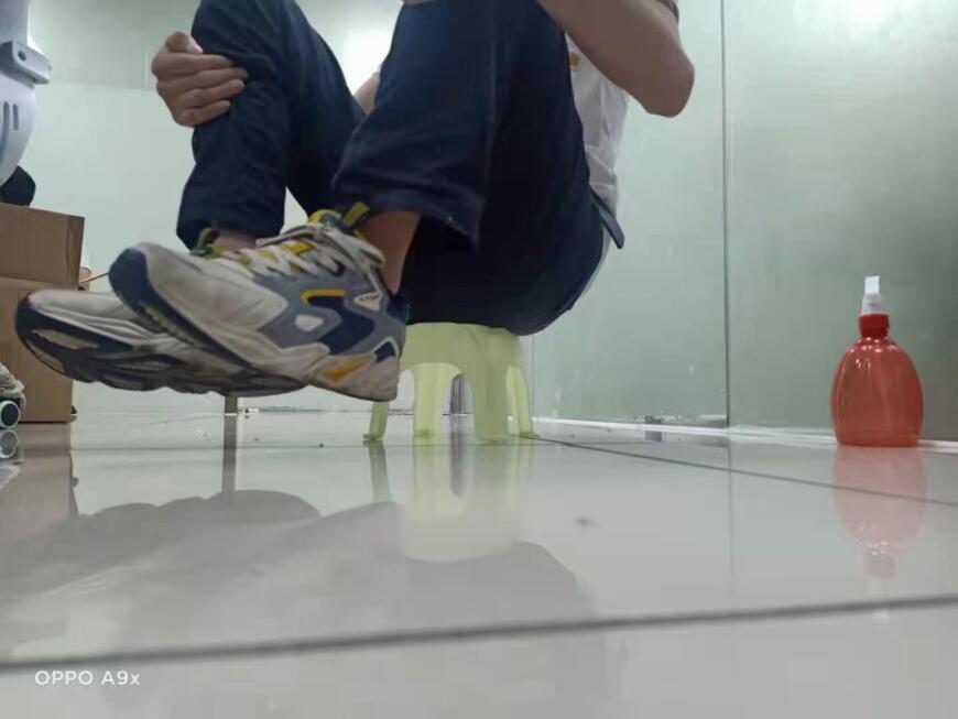 Благодаря разумному дизайну, достаточной толщине стенок и правильному выбору материала.