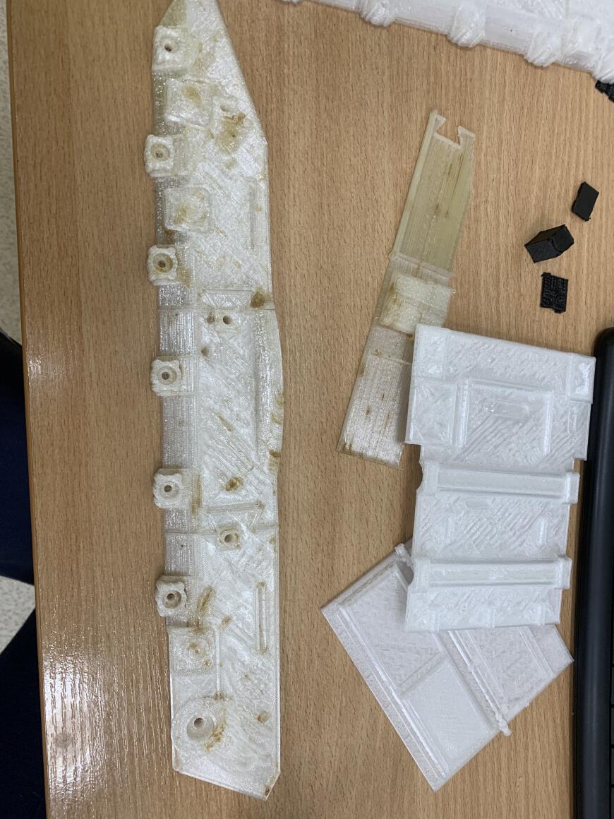 Принтер оставляет капли пластика на модели Принтер оставляет капли пластика на модели