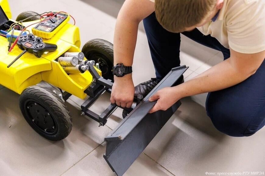 Выпускник детского технопарка «Альтаир» РТУ МИРЭА создал робота-дворника