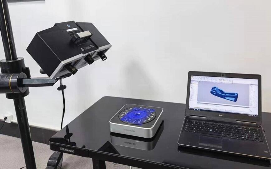 Как выбрать метрологический 3D-сканер: оцифровка структурированным светом против ручного лазерного 3D-cканирования