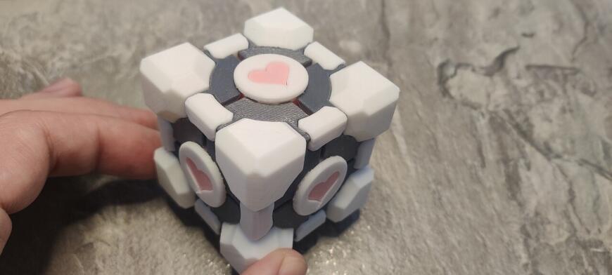 Печатаю Куб компаньон из игры Portal