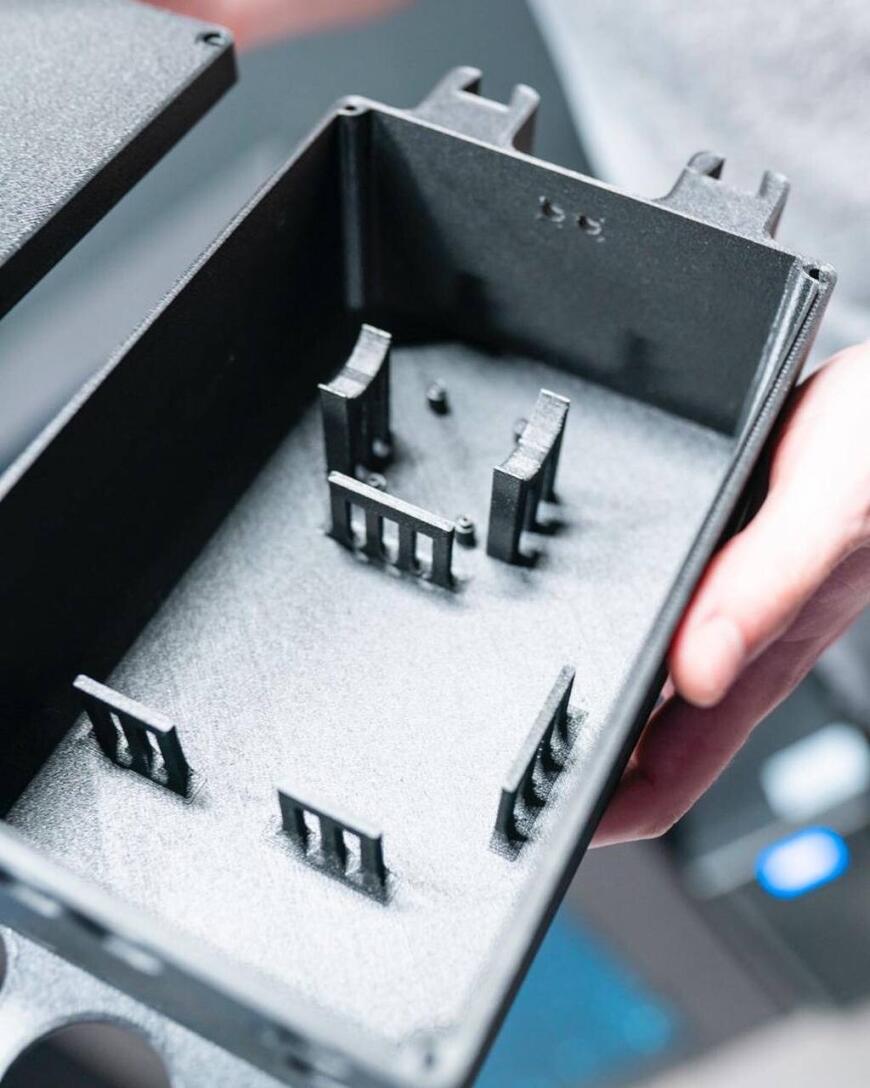 Напечатали на 3D-принтере корпус для компонентов электрики, который будет использоваться в водном транспорте. BOX3D