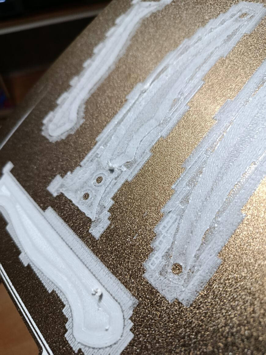 Комки и наплывы при печати первого слоя Комки и наплывы при печати первого слоя