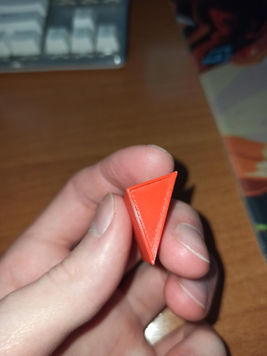 Кривой первый слой и неслипшаяся стенка.